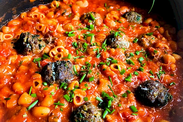 Foto von One Pot Pasta mit Fleischbällchen