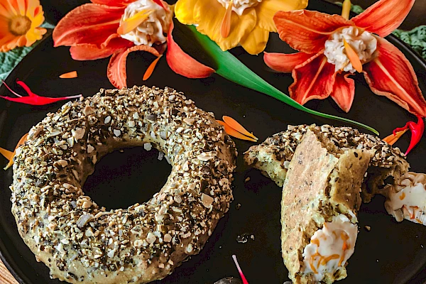 Kürbis-Dinkelbagel mit Ringelblumenbutter