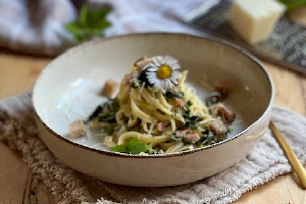 Foto von Pasta mit Giersch, Speck und Bergkäse